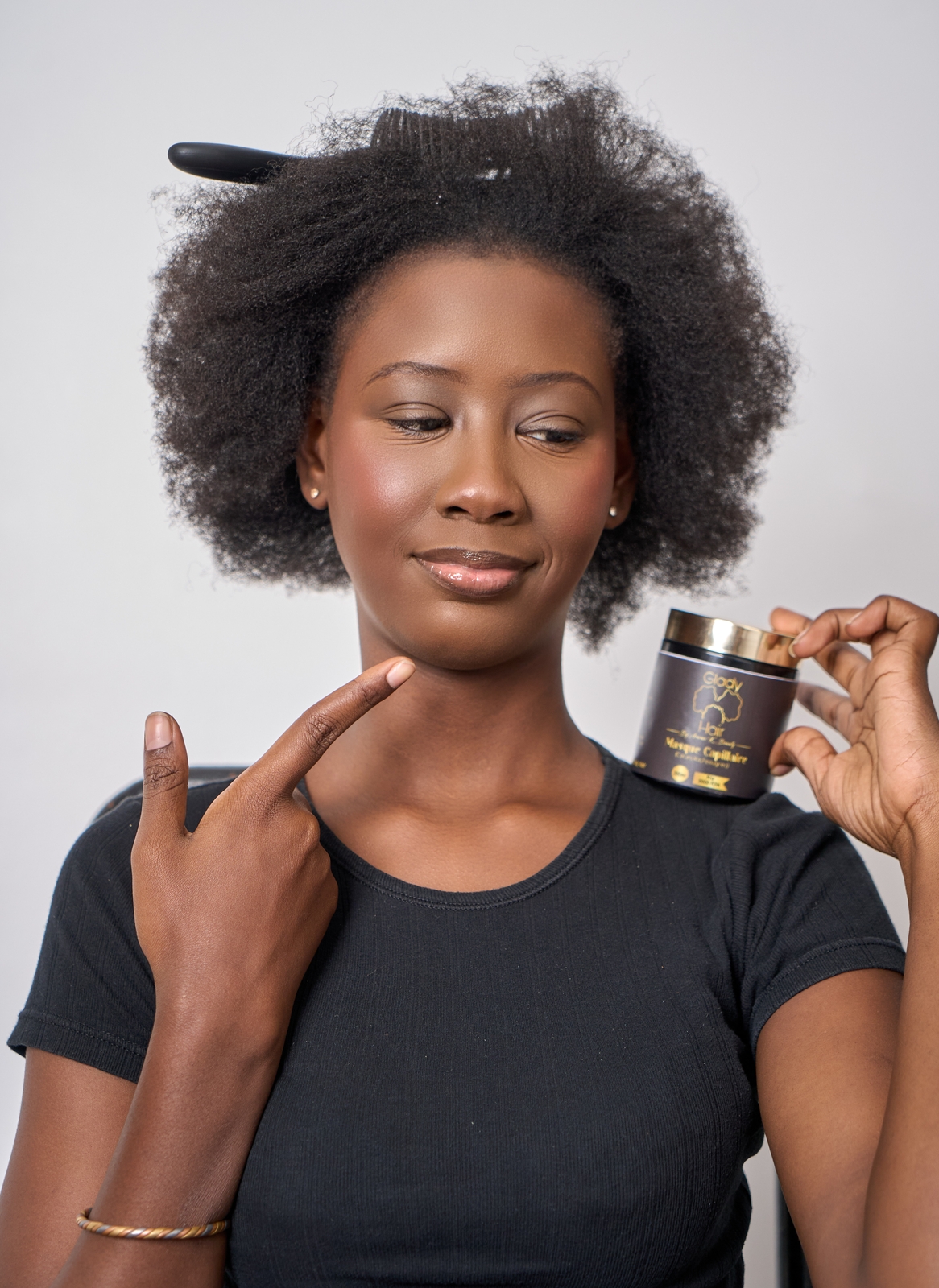 Portrait beauté souriant avec produit — photographie de Baye Dame