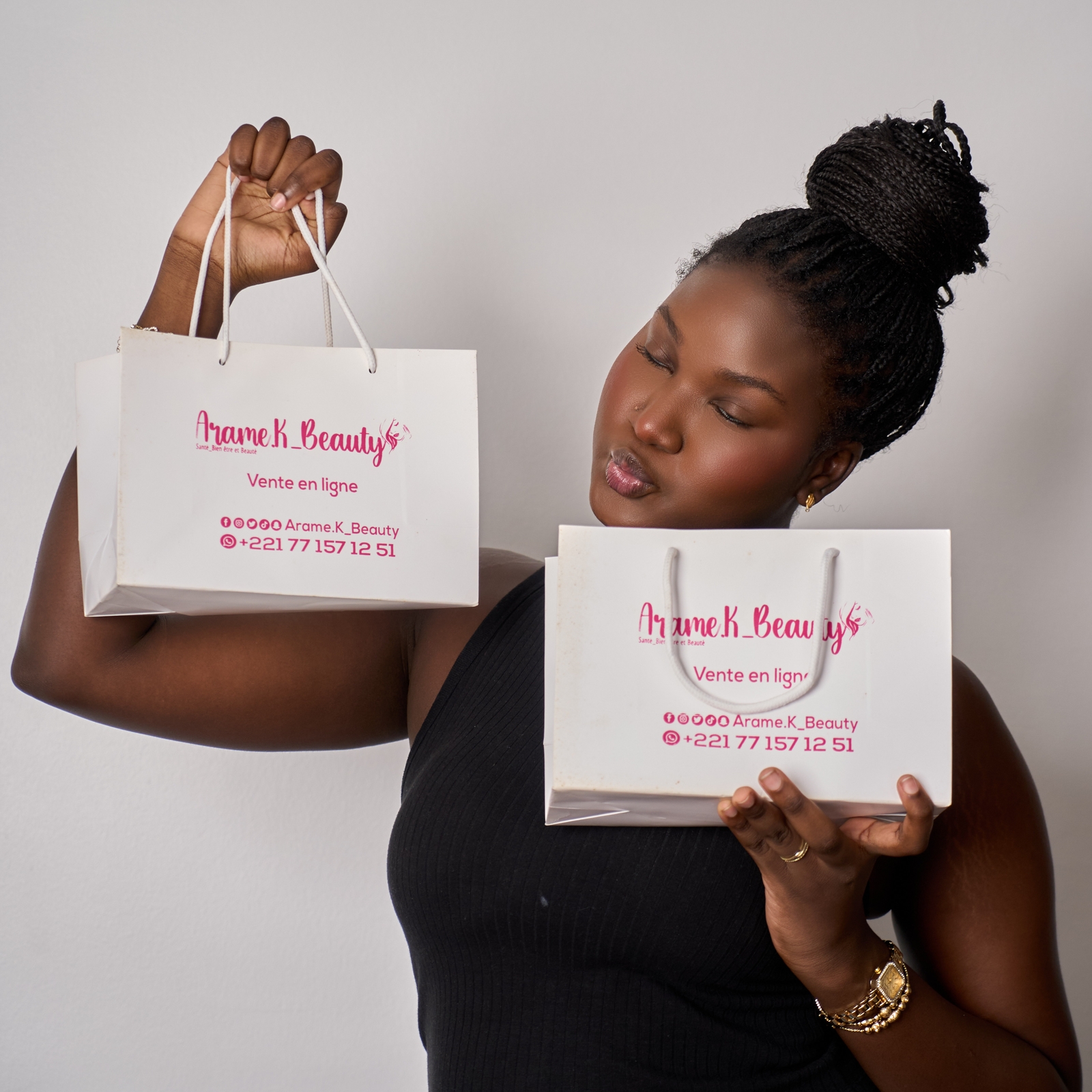 Portrait beauté avec sacs Amara K. Beauty — photographie de Baye Dame